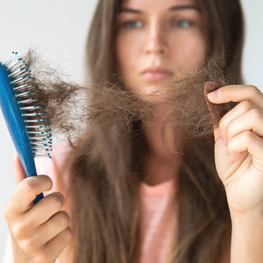 La verdad incómoda: la caída del cabello en la menopausia